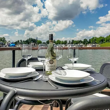 Botel Cozy Ship In Ohe Laak With Kitchen