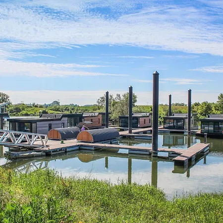 Cozy Ship In Ohe Laak With Kitchen Ohe en Laak